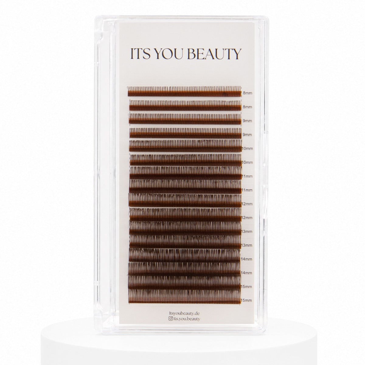 Wet Look Lashes in Braun in Nahaufnahme
