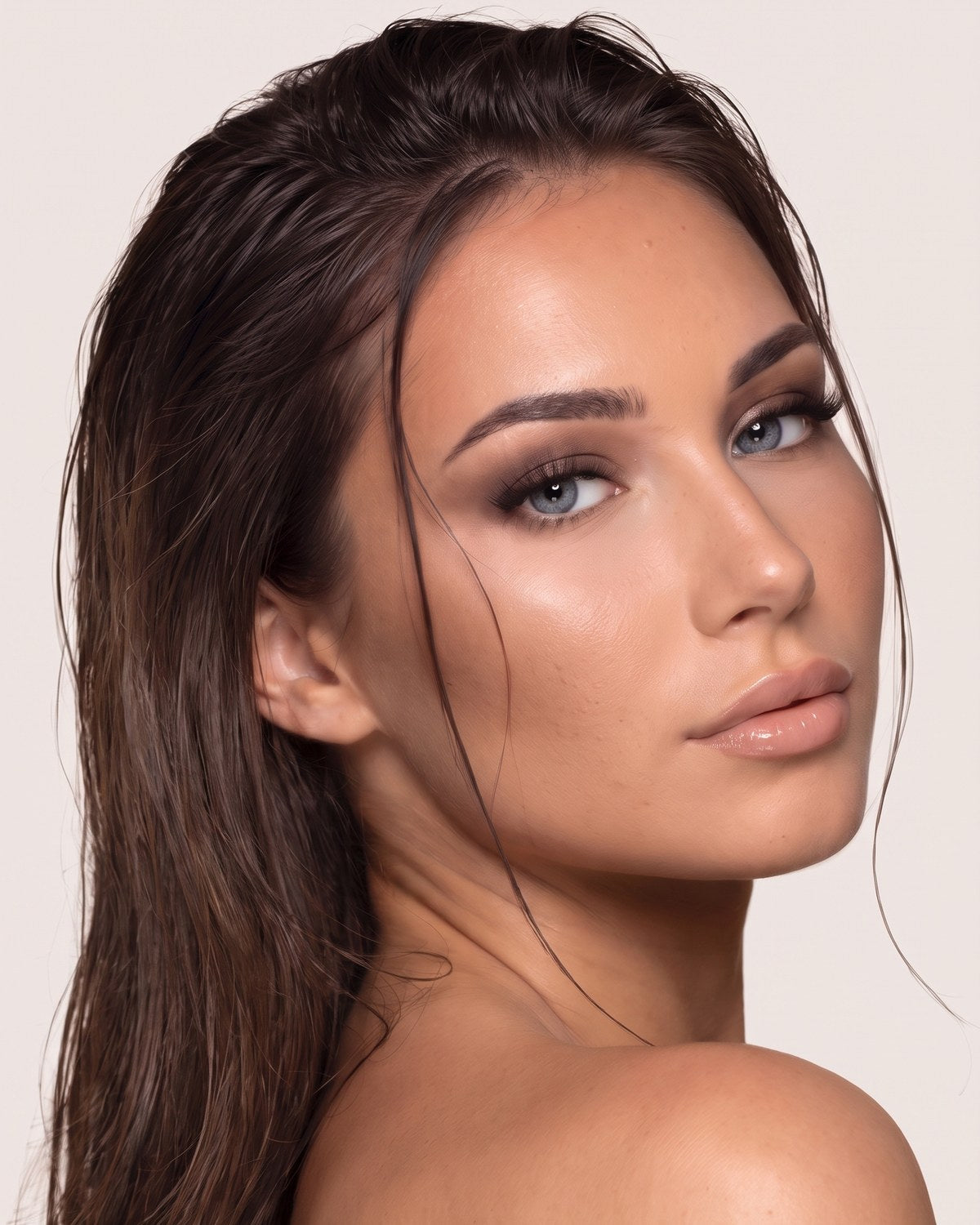 Nahaufnahme eines Auges mit Wimpernverlängerung im Wet Look